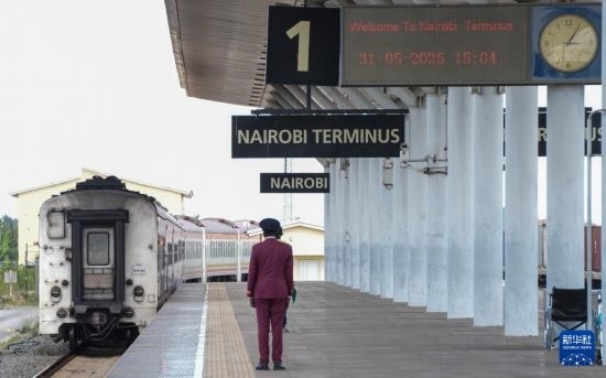 5月31日，在蒙內(nèi)鐵路內(nèi)羅畢站，工作人員目送開往蒙巴薩的E2次列車駛離站臺(tái)。新華社記者 李亞輝 攝