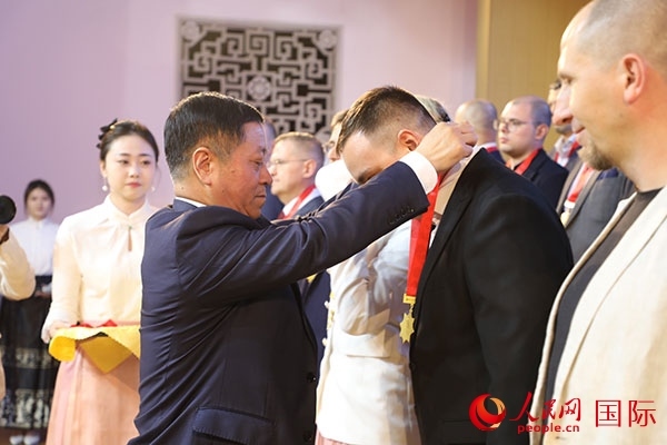 中國(guó)駐俄羅斯大使張漢暉為獲獎(jiǎng)?wù)哳C獎(jiǎng)。人民網(wǎng)記者 肖新新攝