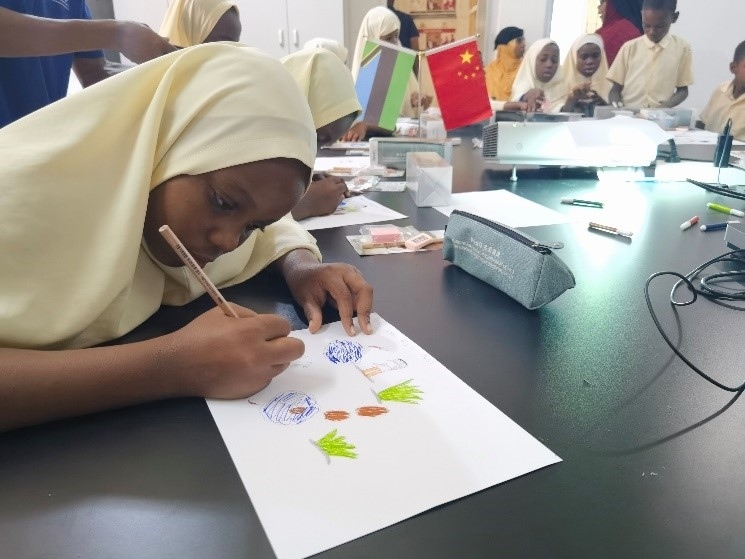 學(xué)生踴躍參與繪畫活動。施亮攝