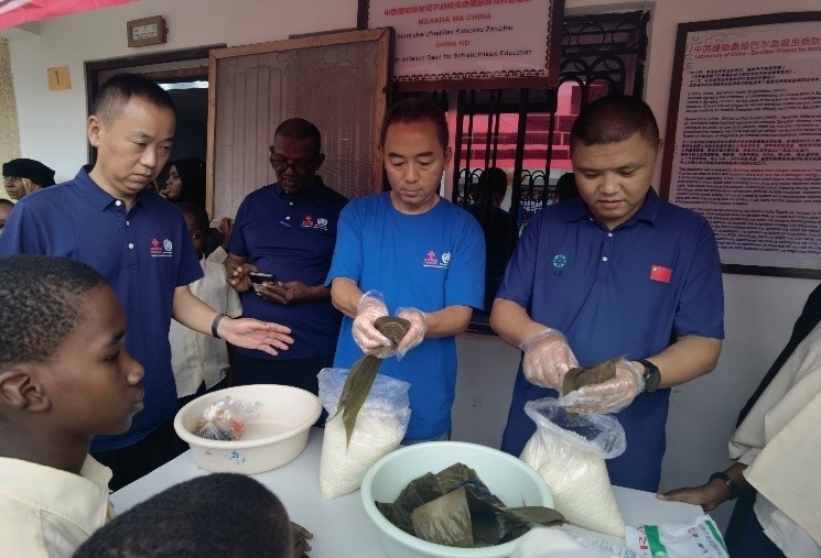 中方專家示范包粽子。施亮攝