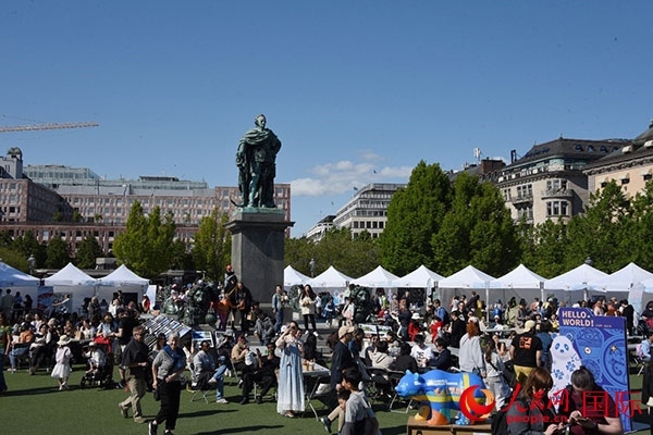 “你好！中國”端午游園會在斯德哥爾摩國王花園廣場舉辦。人民網(wǎng)記者 殷淼攝