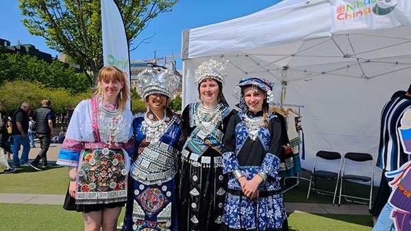 體驗苗族傳統(tǒng)服飾。人民網(wǎng)記者 殷淼