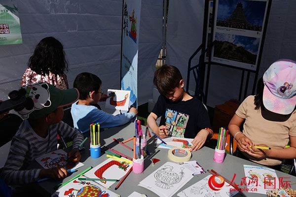 端午文化體驗—龍舟圖片填色。人民網(wǎng)記者 殷淼攝