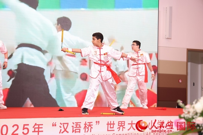 雙節(jié)棍表演。人民網(wǎng)記者任皓宇攝