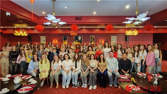 “慶端午學中文”活動全體合照。人民網(wǎng)記者蔡子暢攝