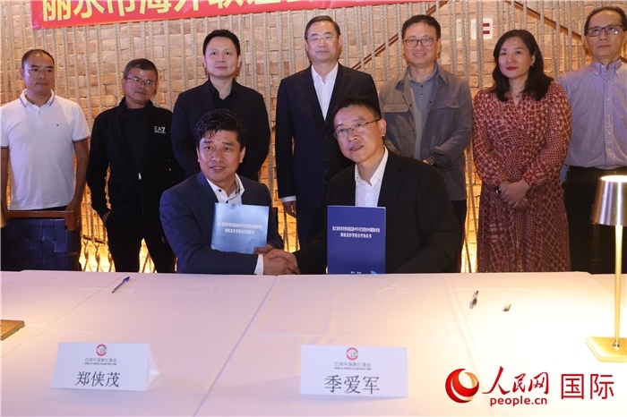 浙江省青田華僑實(shí)驗(yàn)高級(jí)中學(xué)與巴西里約中國(guó)國(guó)際學(xué)校在座談會(huì)上締結(jié)為友好學(xué)校，青田縣人民政府僑務(wù)辦公室主任季愛(ài)軍和擔(dān)任巴西里約中國(guó)國(guó)際學(xué)校董事長(zhǎng)的鄭俠茂作為代表簽署協(xié)議。 人民網(wǎng)記者 時(shí)元皓攝