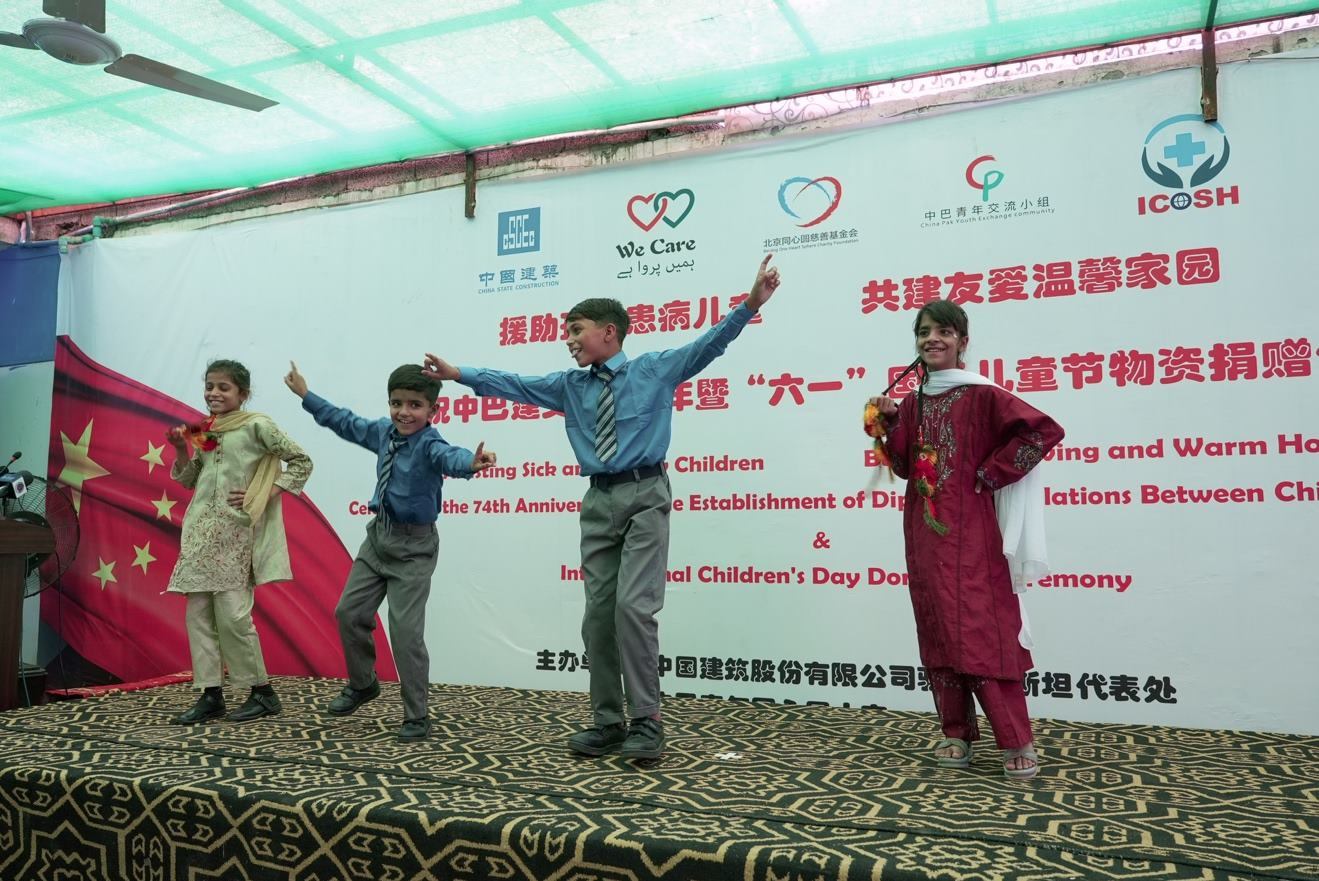 受捐孤兒在活動(dòng)現(xiàn)場(chǎng)表演自己創(chuàng)作的舞蹈節(jié)目。瓦加斯·阿赫邁德攝