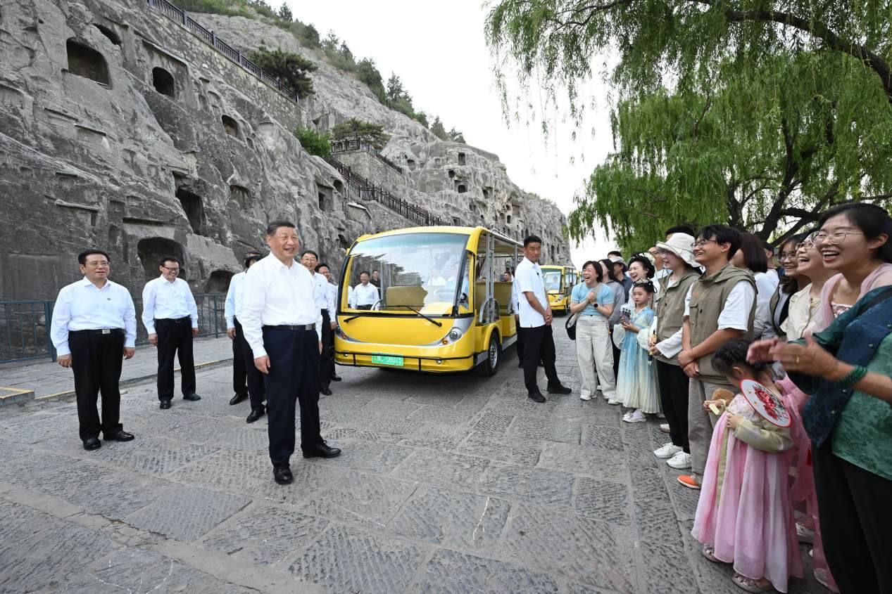 5月19日，習(xí)近平在洛陽(yáng)龍門石窟考察時(shí)，同游客親切交流。