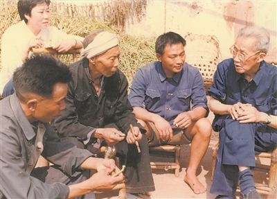侯光炯（右一）和農(nóng)民在一起親切交流。 西南大學檔案館供圖