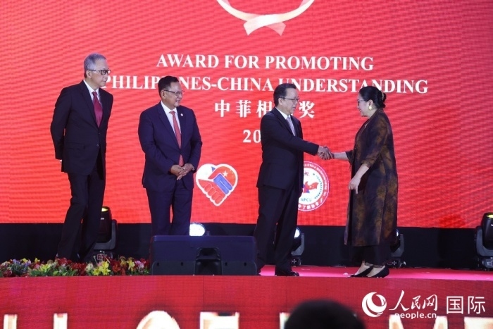 菲律賓前參議員許爾琦榮獲“終身成就獎”。人民網記者樊帆 攝