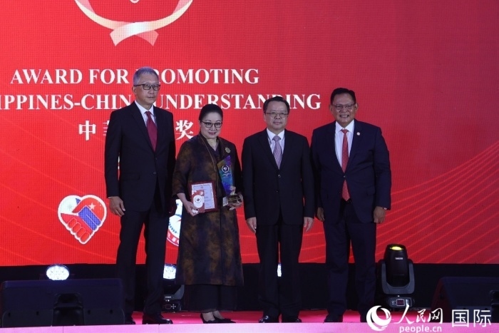 菲律賓前參議員許爾琦榮獲“終身成就獎”。人民網記者 樊帆攝