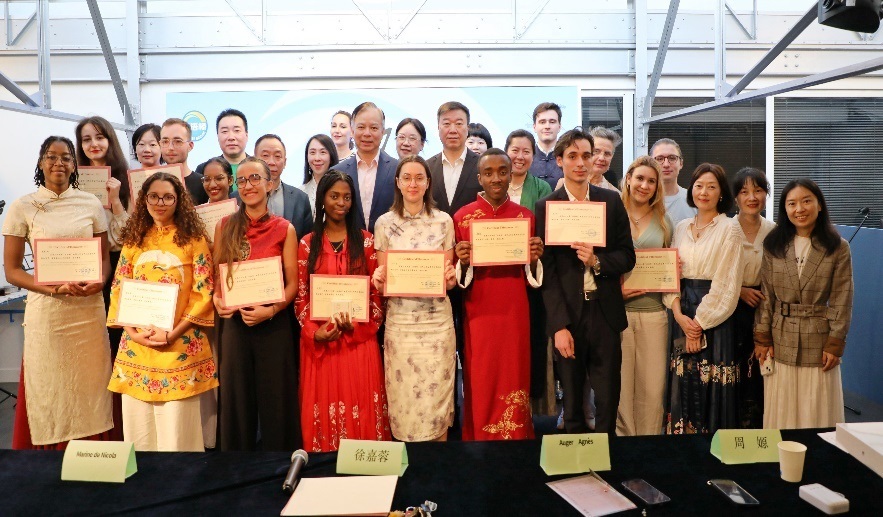 圖1：中國駐法使館公使陳力、教育公參周家貴與比賽師生、評委合影（圖片：巴黎西岱大學(xué)孔子學(xué)院）